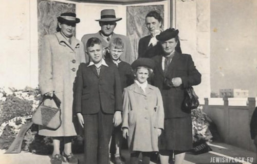 The Zylber-Nisson family against the background of the monument commemorating the victims of the Holocaust in the cemetery in Płock at Mickiewicza Street (photo from the private collection of Hedva Segal)